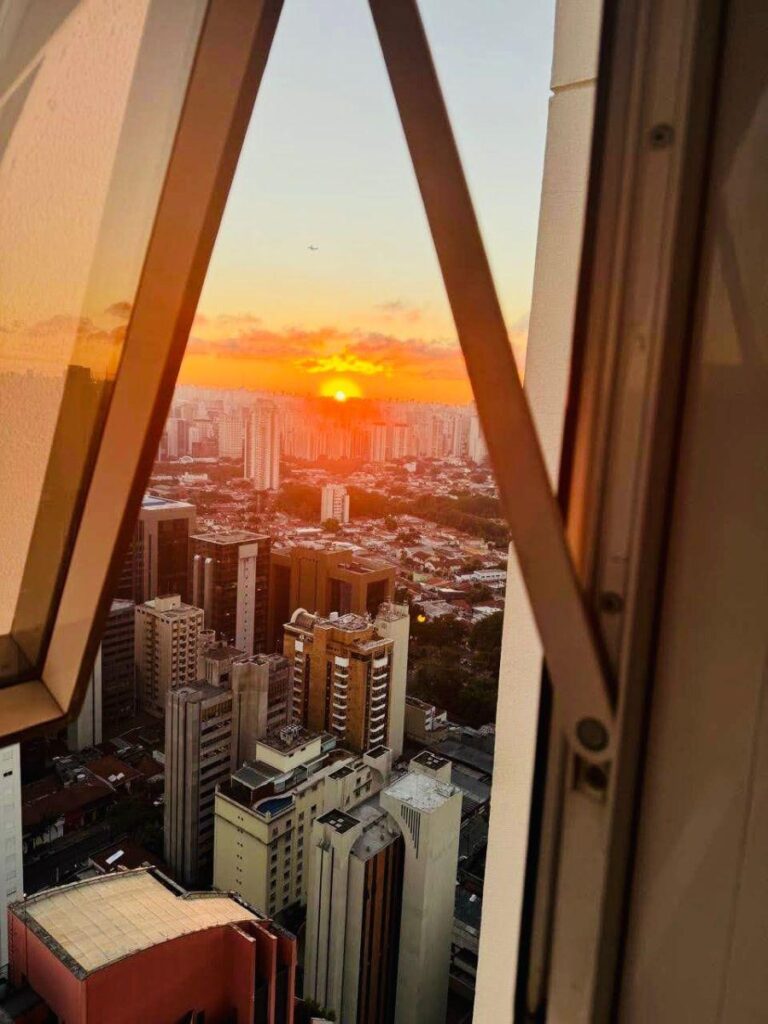 Comprar imóveis Brooklin | Apartamento de 140 m² com pé-direito duplo e 2 suítes