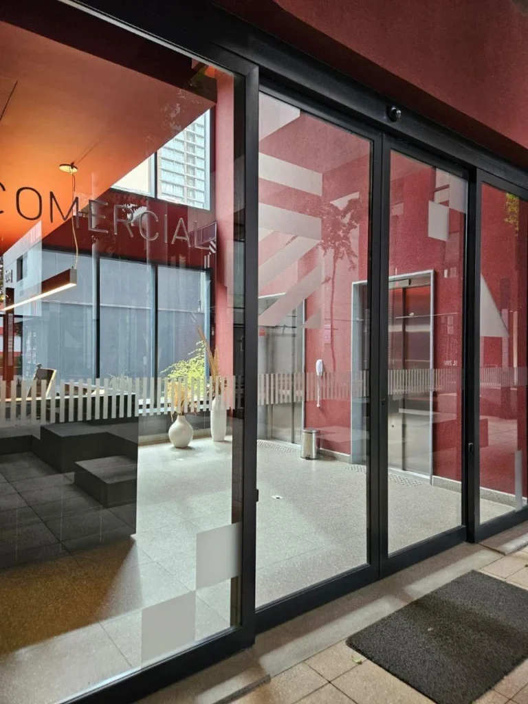 Comprar imóveis POD Rebouças | Sala comercial de 45,9 m² com varanda | Próxima ao metrô