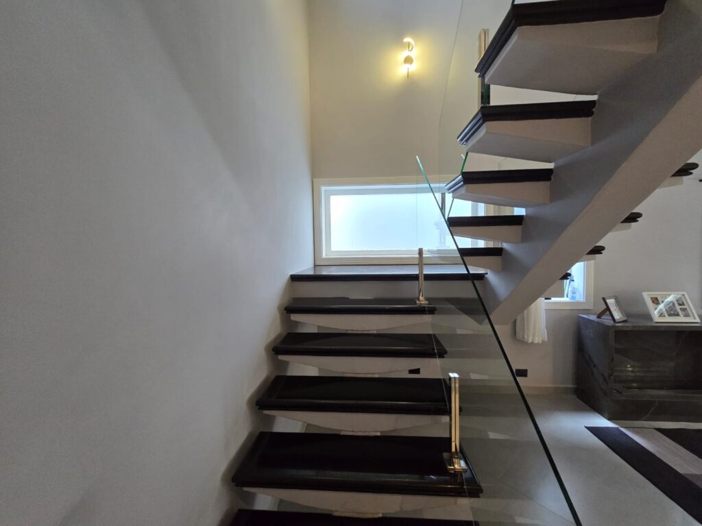 Comprar imóveis Residencial 4 – Alphaville | Casa mobiliada com 3 suítes e piscina aquecida